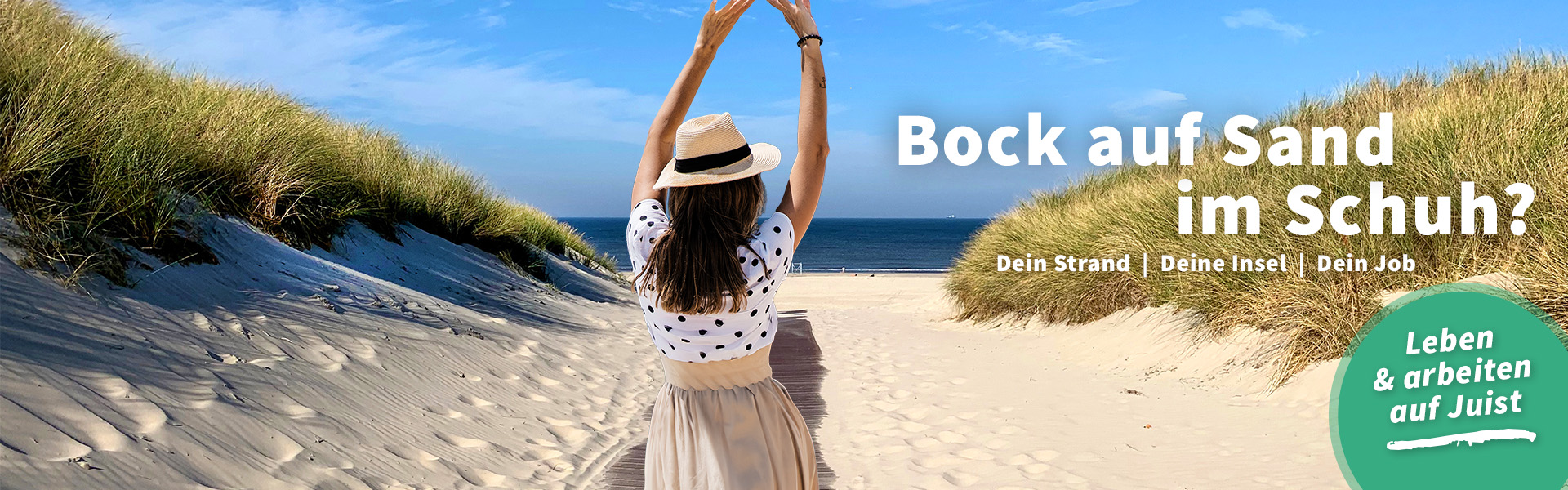 Junge Dame posiert auf einer Düne der Ostseeinsel Juist und blickt auf das Meer.