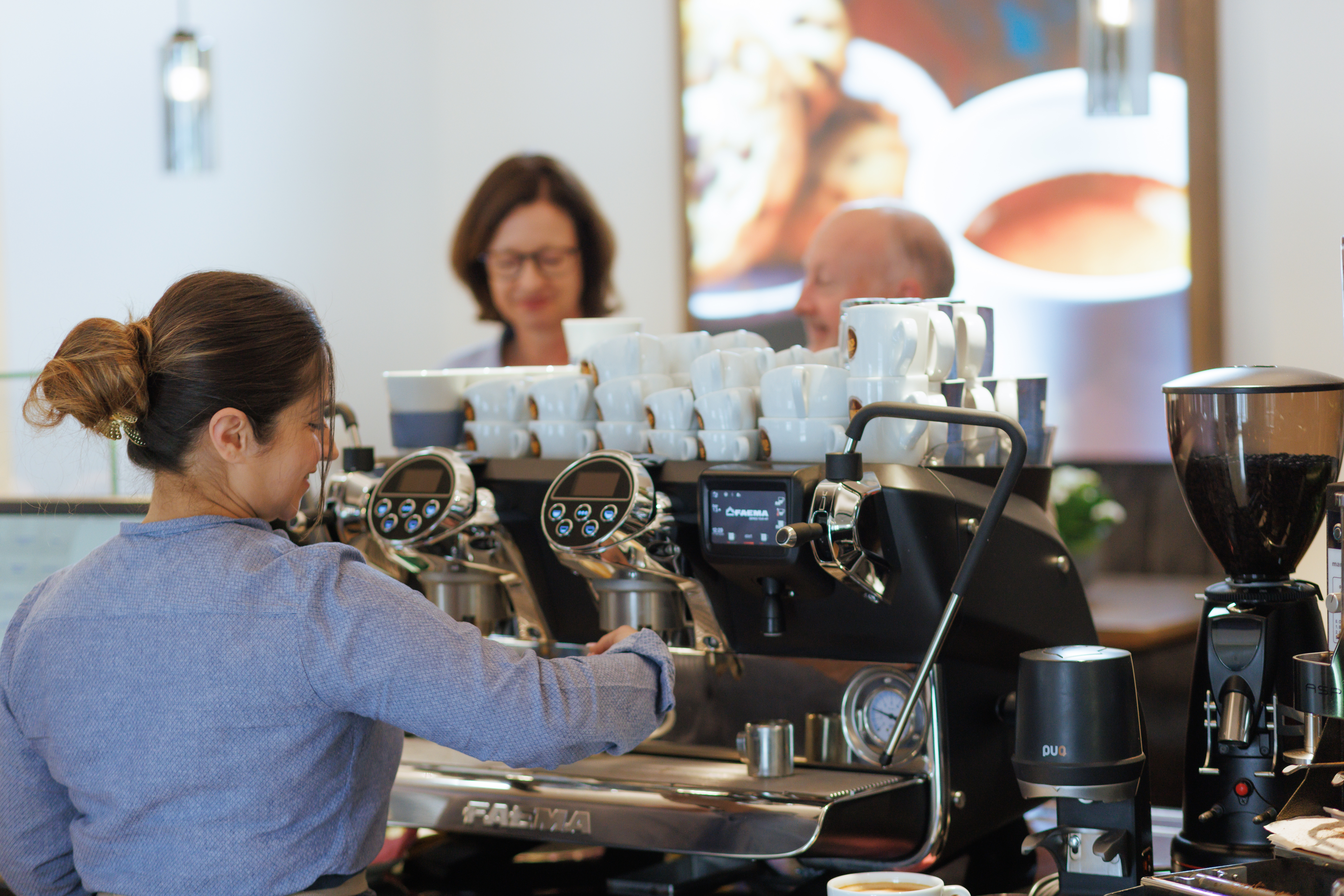 Barista an der Espressomaschine, Food & More Kaffeebar
