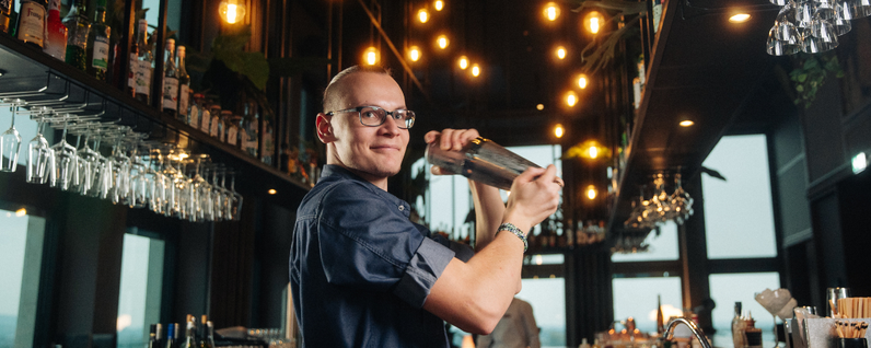 Servicemitarbeitender (w/m/d) / Barkeeper (w/m/d)