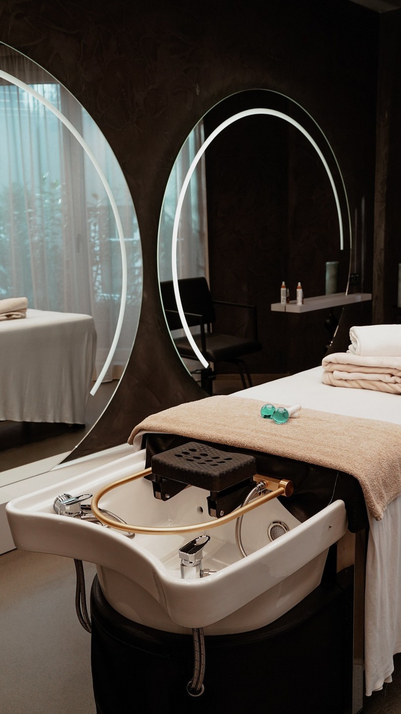 Friseur / Kosmetikerin (m/w/d)