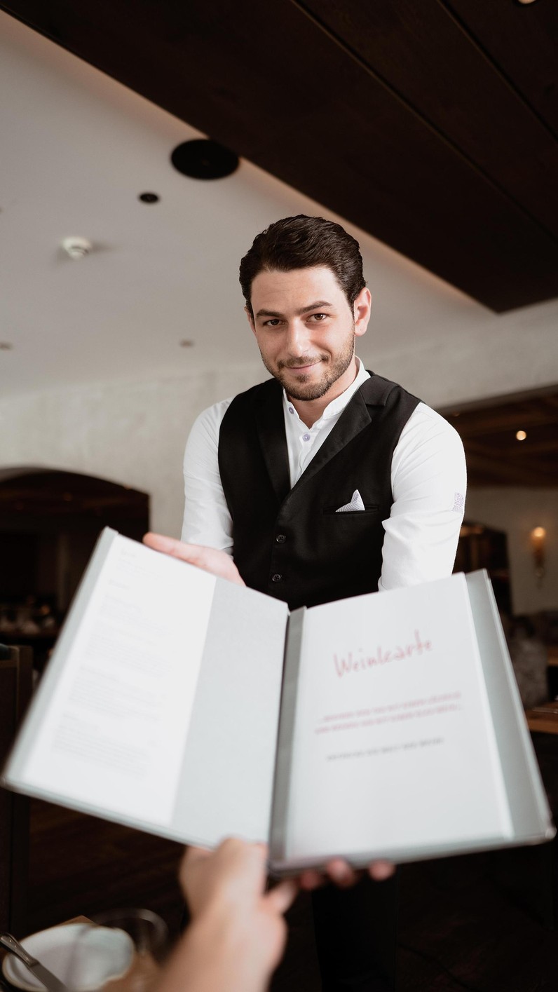 Chef de Rang (m/w/d) für À la Carte Restaurant "Firedeck"