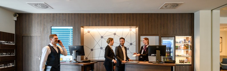 Front Office Host (m/w/d)  in Teilzeit, 64 Std./ Monat