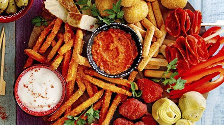 Snack-Platten gehen in geselliger Runde mit Freunden immer. Das nutzt Aviko und zeigt Gastronomen verschiedene Lösungen, hier z.B. „Tapas Total“ Snack-Platten gehen in geselliger Runde mit Freunden immer. Das nutzt Aviko und zeigt Gastronomen verschiedene Lösungen, hier z.B. „Tapas Total“