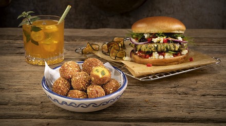 Pickle und Cheese Bites ähneln mit Käsecreme ummantelt ein bisschen Nachos Pickle und Cheese Bites ähneln mit Käsecreme ummantelt ein bisschen Nachos