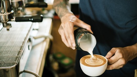 Der Steuersatz für milchhaltige Kaffeegetränke hängt vom Milchanteil ab. Bei mindestens 75 Prozent Anteil im Kaffee werden nur 7 Prozent MwSt. fällig. Der Steuersatz für milchhaltige Kaffeegetränke hängt vom Milchanteil ab. Bei mindestens 75 Prozent Anteil im Kaffee werden nur 7 Prozent MwSt. fällig.