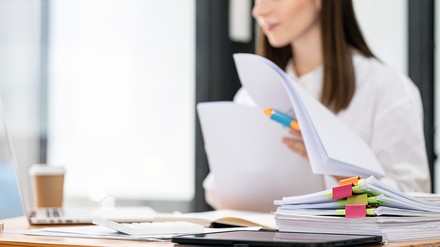 Frau am Laptop Keinen Durchblick mehr? Einkaufsgesellschaften können administrative Prozesse enorm erleichtern.