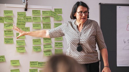 Workshop Leiterin Simone Oßwald Workshop-Leiterin Simone Oßwald gab den Teilnehmern hilfreiche Tipps, die im Berufsalltag Anwendung finden.