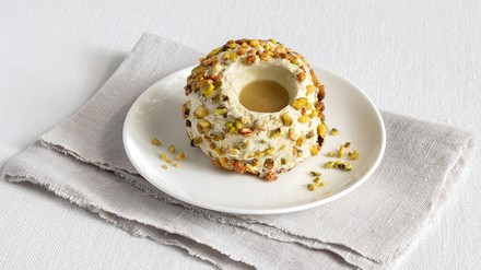 Eistrüffel Ein süßer Eistrüffel neu aufgelegt: Bei Bindis Tartufo Pistacchio umhüllt cremiges Pistazieneis einen Kern aus Pistaziensauce. Pur oder mit wenigen Handgriffen und Zutaten verfeinert, ist es edel inszeniert schnell servierbar.