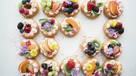 Verschiedene Törtchen Absoluter Patisserie-Trend: weniger süß, dafür mit alternativen Zuckerarten wie Mönchsfrucht-, Dattel-, Rüben- und Kokosblütenzucker.