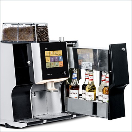 Vollautomaten Melitta Cafina XT Aroma System Mit einer Breite von nur 18 Zentimetern fügt sich das Aroma System elegant an der rechten Seite des Vollautomaten Melitta Cafina XT Aroma System an. Fünf Getränkeflaschen finden im herausziehbaren Flaschenträger sicheren Halt.
