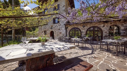 Restaurant La Casina Im Restaurant La Casina genießen Gäste in traumhaftem Ambiente bodenständige wie verspielt moderne Küche.