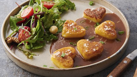Herzelinos mit Soße und Salat Herzelinos mit Soße und Salat