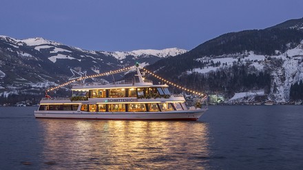 Schifffahrt auf dem Zeller See Bei einer Schifffahrt auf dem Zeller See das einzig- artige Bergpanorama der Region vom Wasser aus zu genießen, ist ein besonderes Erlebnis.