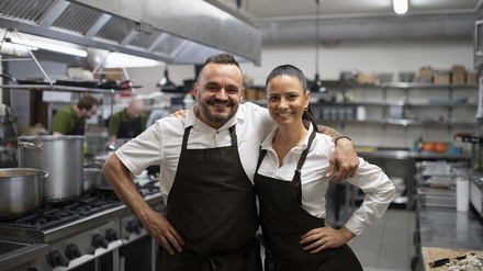 Küchenpersonal Küchenpersonal umarmt sich