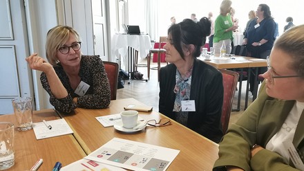 Diskussionsbedarf Drei Frauen diskutieren