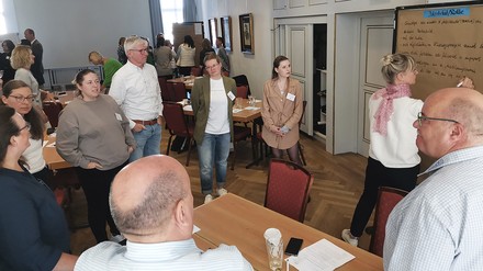 Teilnehmer Teilnehmer stehen im Kreis