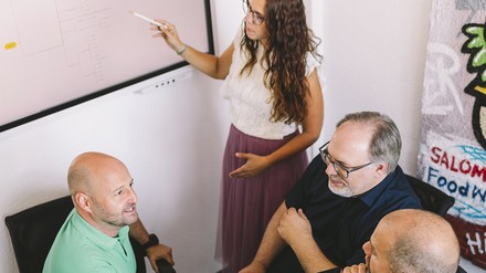 Brainstorming Gruppe sitzt am Tisch und mach Brainstorming