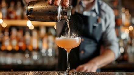 Cocktail Cocktail an der Bar frisch zubereitet vom Barkeeper