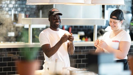 junge Nachwuchskräfte Die Systemgastronomie bietet jungen Nachwuchskräften jede Menge Abwechslung im Alltag.