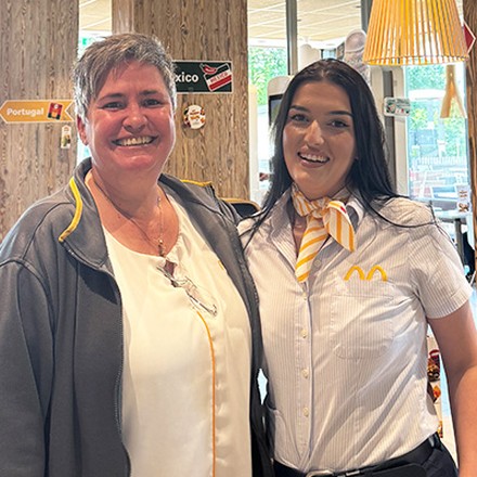 Michaela von Allmen (li.) mit Albulene Shabani, McDonald’s Heinritzi Michaela von Allmen (li.) mit Albulene Shabani, McDonald’s Heinritzi
