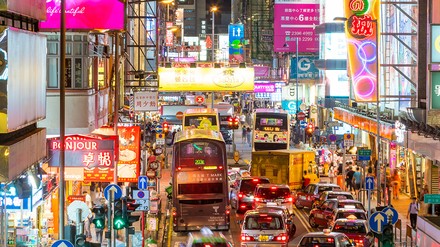 Yau Tsim Mong Neonbeleuchtete Straßen, pulsierende Nachtmärkte und endlose Einkaufsmöglichkeiten locken in Vierteln wie Yau Tsim Mong oder Wan Chai.