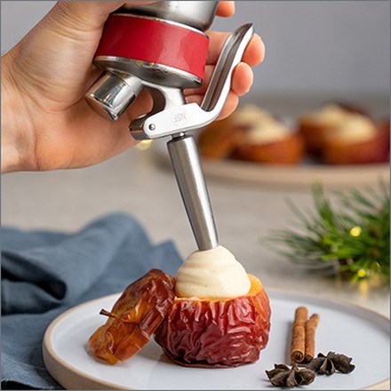 iSi Crème-Brûlée-Schaum auf heißem Apfel