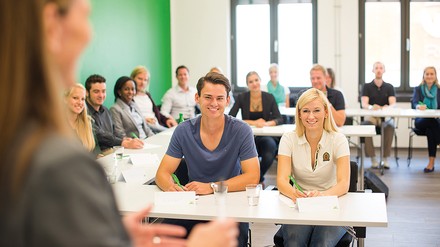 Düsseldorfer IST-Studieninstitut Lehrerin lehrt Inhalte für die Klasse