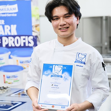 Milram Food-Service Ein Koch zeigt stolz seine Urkunde