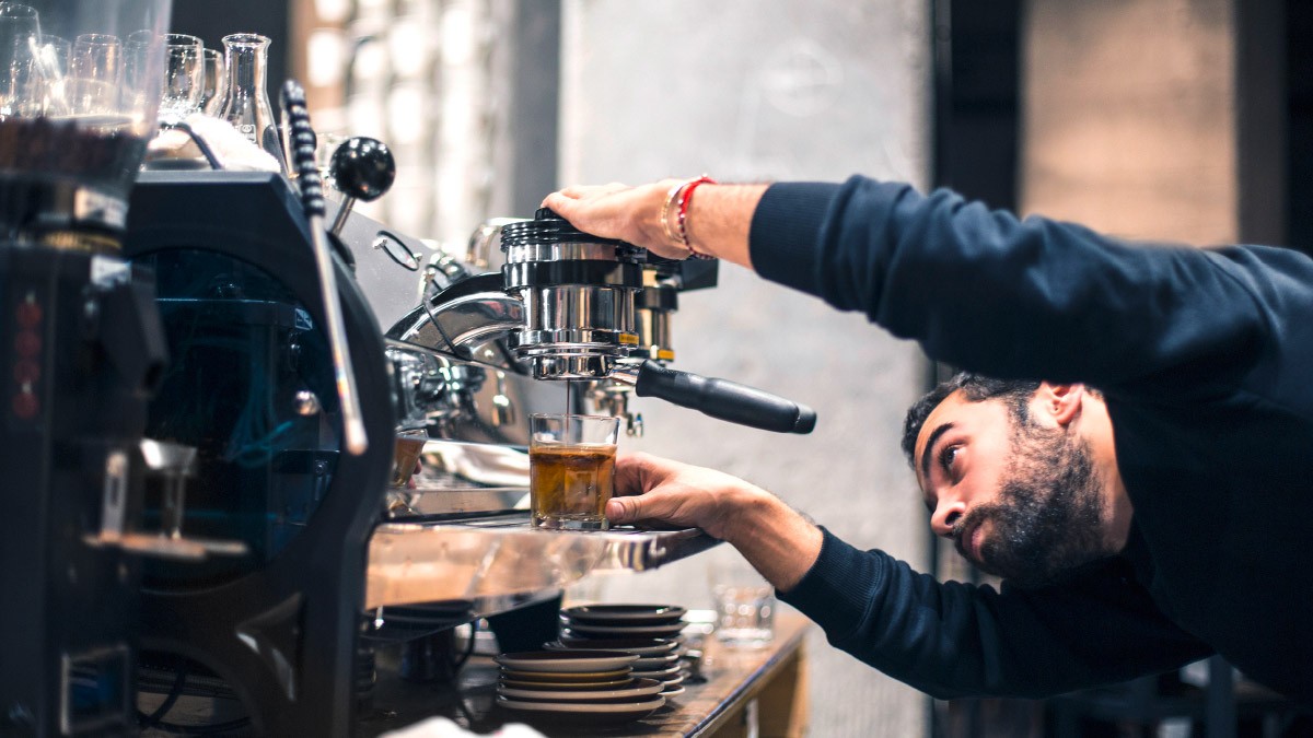 Foto: iStockphoto Barista an Kaffeemaschine