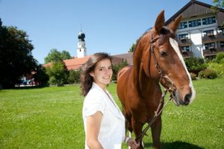 Frau mit Pferd