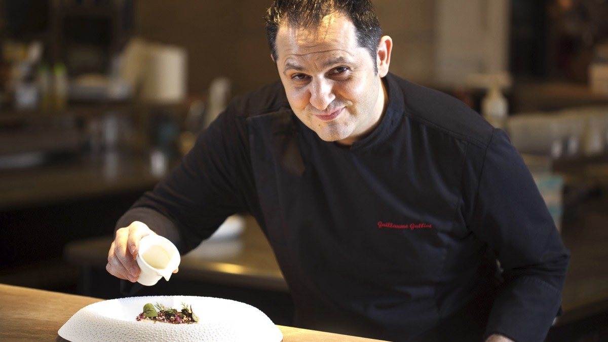 Foto: Four Seasons Hotel Hong Kong
Koch beim würzen