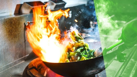 Wokgemüse mit Flammen