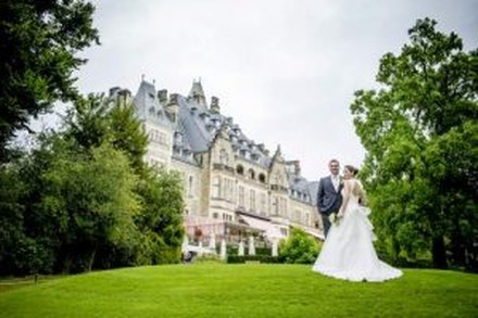 Ehepaar vor Schloss