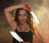 Frau mit Messern
