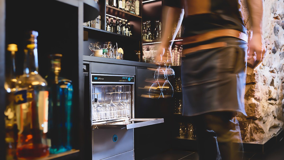 Foto: Meiko
Mann mit Gläsern vor Spülmaschine