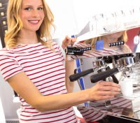 Frau vor Kaffeemaschine