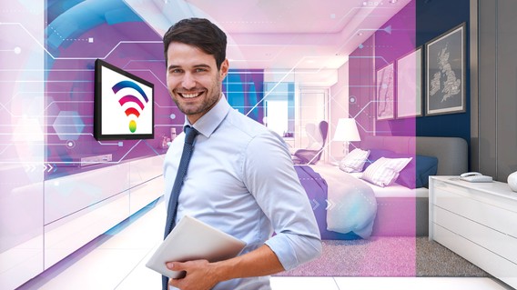 Mann in modernem Hotelzimmer