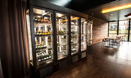 Showbühne hinter Glas
