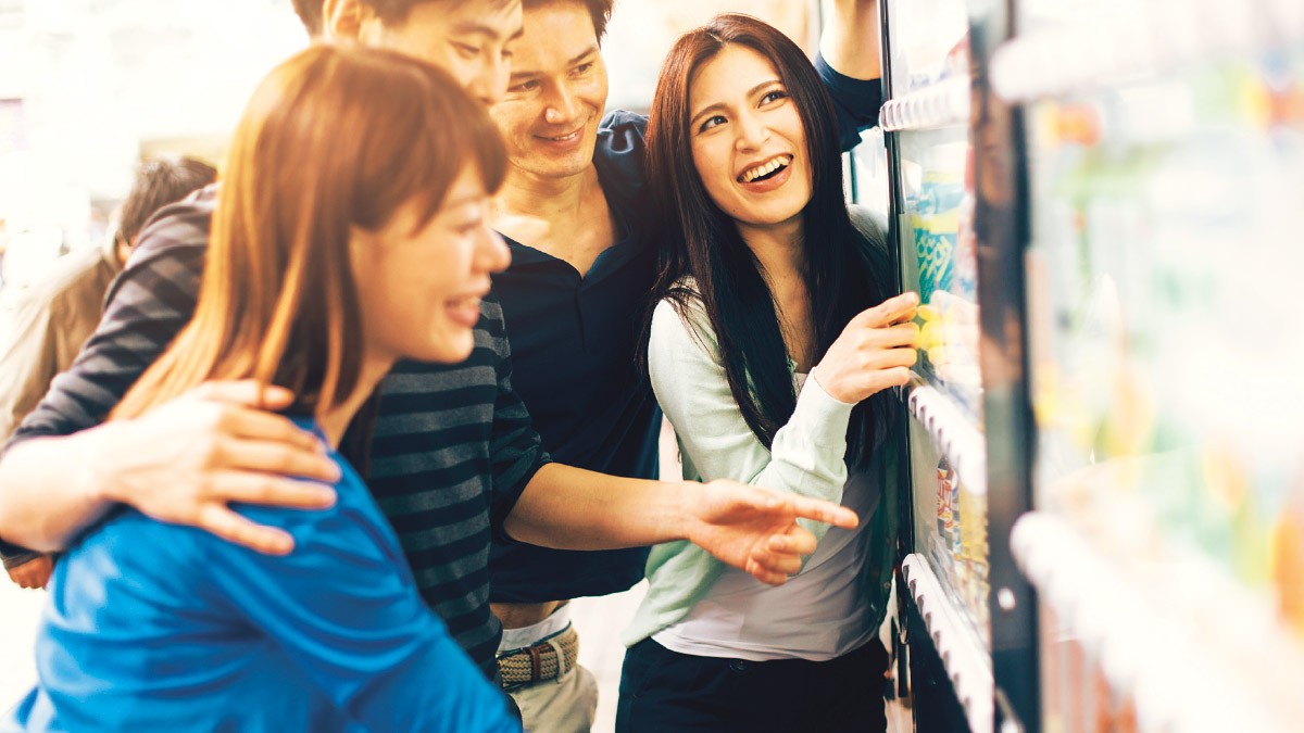 iStockphoto Gruppe vor einem Automaten