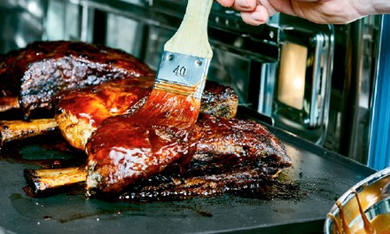 Fleisch bepinseln Fleisch bepinseln