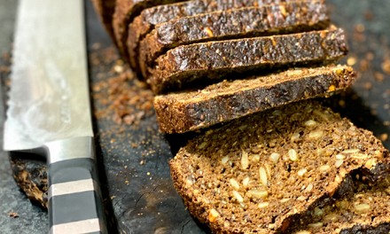 Aufgeschnittenes frisches Vollkornbrot Aufgeschnittenes frisches Vollkornbrot