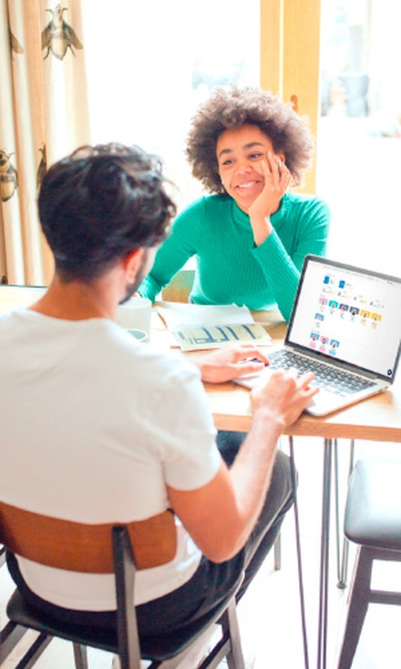 Mann und Frau sitzen vor dem Laptop Mann und Frau sitzen vor dem Laptop