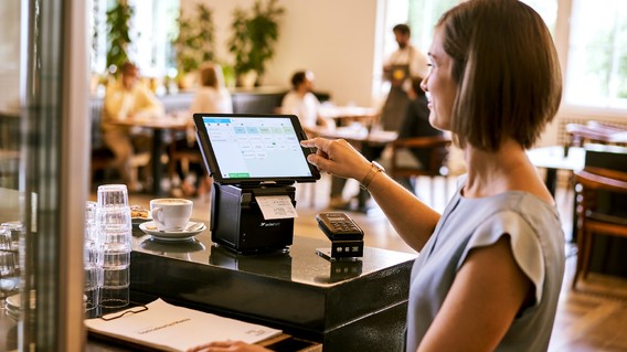 Frau tippt am Orderbird
