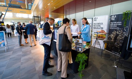 Personen stehen am Stand von Arla Pro Personen stehen am Stand von Arla Pro