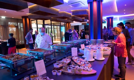 Koch kontrolliert das Buffet Koch kontrolliert das Buffet