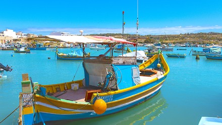 Blaues Fischerboot am Hafen Blaues Fischerboot am Hafen