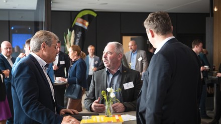 Hoteldirektoren bei einer Diskussion Hoteldirektoren bei einer Diskussion