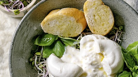 Käsedip Weißbrot und Salat Käsedip Weißbrot und Salat