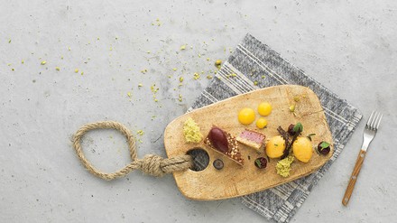 Dessert auf einem Holbrett Dessert auf einem Holbrett