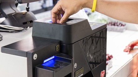 Kasse mit Bargeldeiwurf Kasse mit Bargeldeiwurf